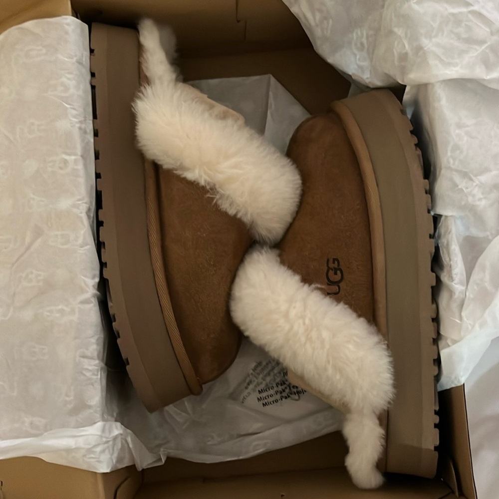 UGG platform slippers new in box